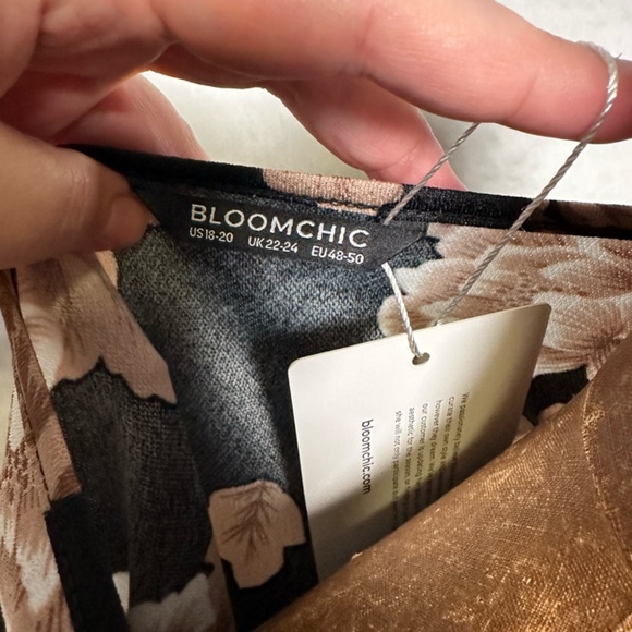 GUC Bloomchic Floral V Neck Top Size 18/20 - Picture 3 of 5